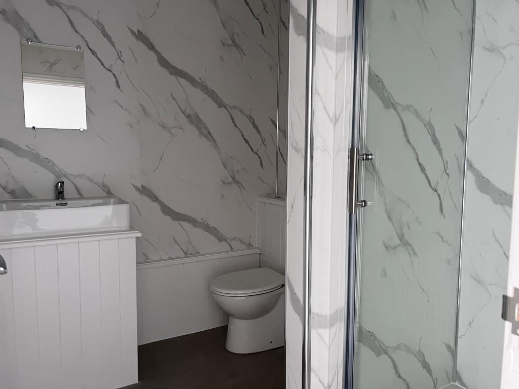 Lot: 145 - THREE-BEDROOM MAISONETTE - Modern bathroom with walk in shower